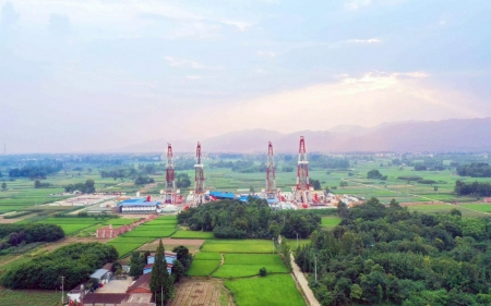 川西海相氣田一臺(tái)四鉆機(jī)平臺(tái)。劉淑石攝